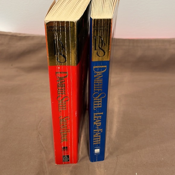 Lot of 2 Danielle Steel Books: Silent Honor and Leap of Faith - Picture 8 of 8